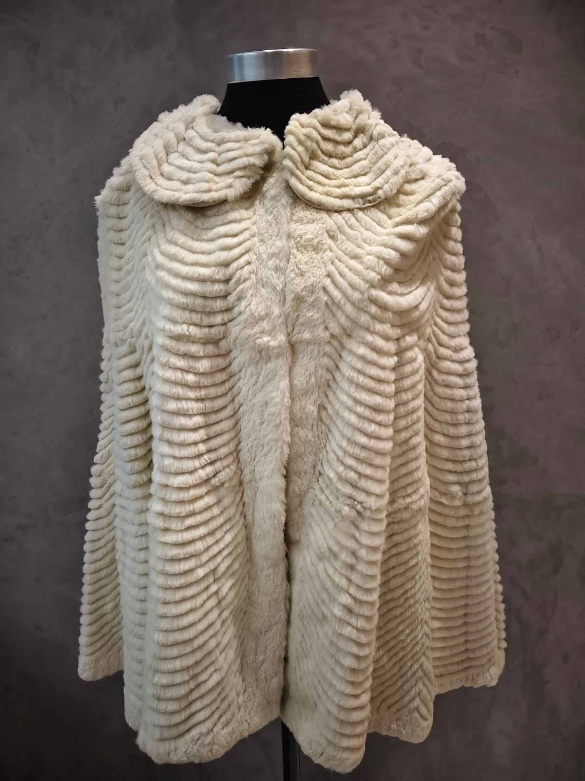# 14255 Yellowish Grooved Coney Large Cape