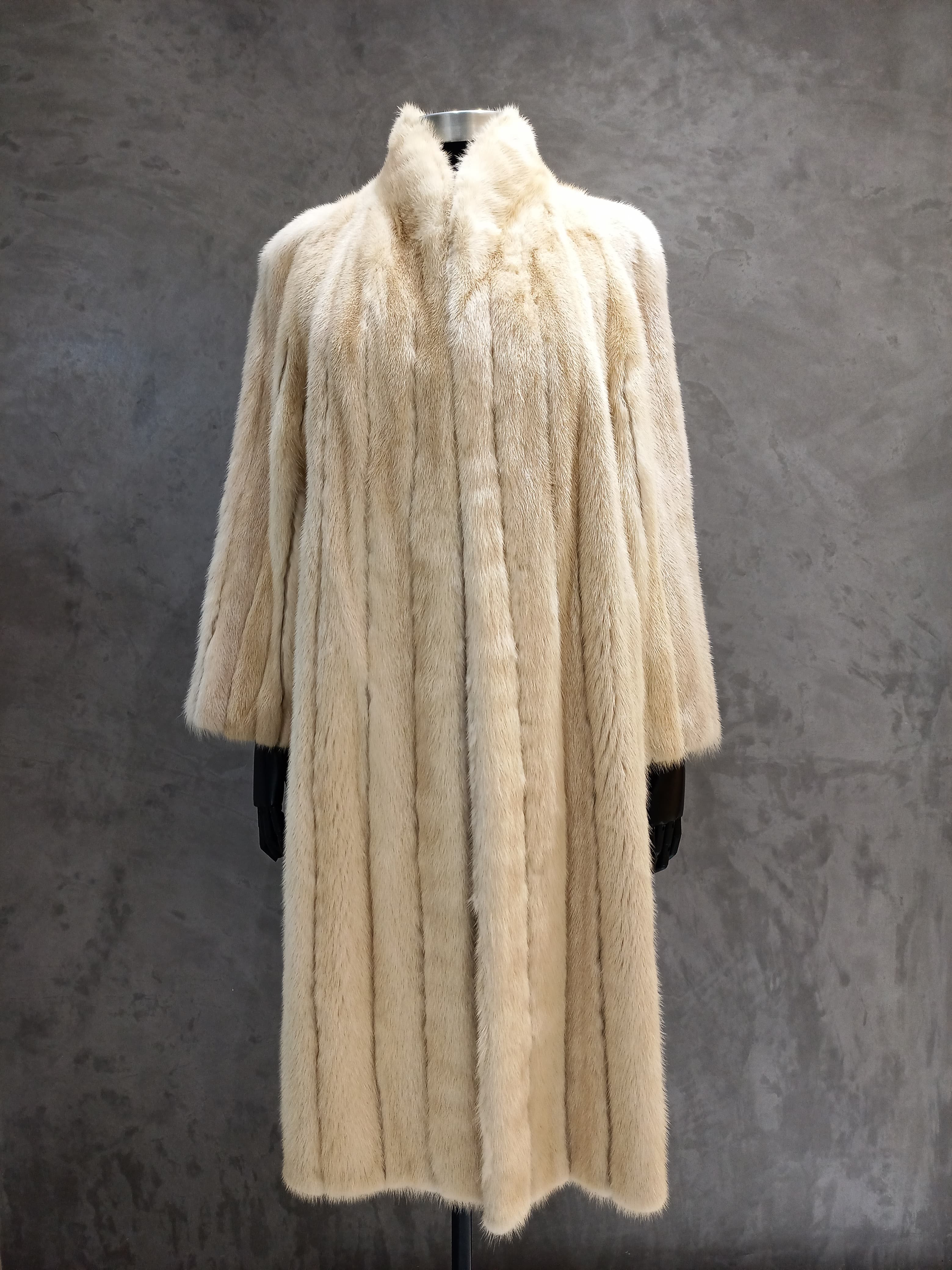 KZN18253.1 Male Pelt Palomino Mink Coat With Beige Leather Inserts